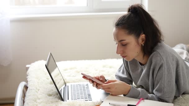 Mladá dívka se distancuje od učení pro studenty. Karanténa. Freelancer, vzdálená práce, práce doma, online vzdělávání — Stock video