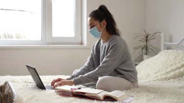 Coronavirus. İş kadını koruyucu maske takarak evde çalışıyor. Coronavirus için karantinada olan iş kadını.