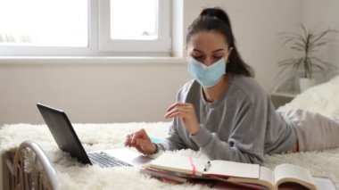 Coronavirus. İş kadını koruyucu maske takarak evde çalışıyor. Coronavirus için karantinada olan iş kadını.