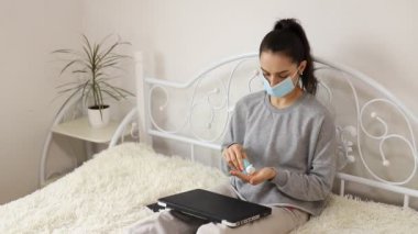 Coronavirus. İş kadını koruyucu maske takarak evde çalışıyor. Coronavirus için karantinada olan iş kadını.