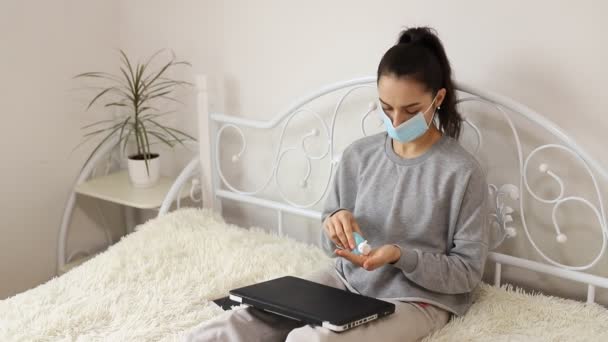 Coronavirus. Zakelijke vrouw die thuis werkt met een beschermend masker. Zakelijke vrouw in quarantaine voor coronavirus — Stockvideo