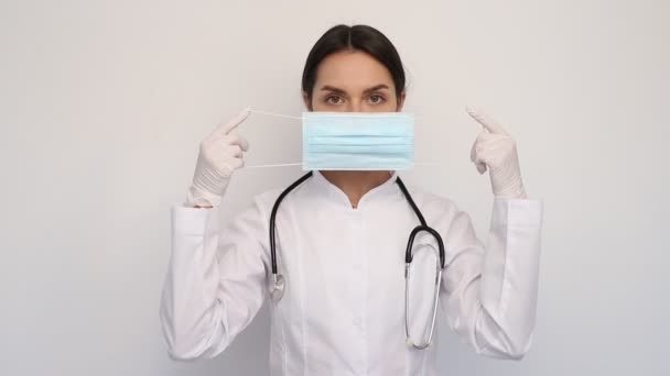 Doctora Guantes Médicos Blancos Una Máscara Protectora Pone Estetoscopio Cuello — Vídeo de stock