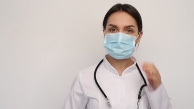 Beyaz tıbbi eldivenli kadın doktor ve koruyucu maske boynuna steteskop takıyor, insanlar ve tıp konsepti, kopyalama alanı.