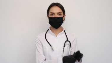 Beyaz tıbbi eldivenli kadın doktor ve koruyucu maske boynuna steteskop takıyor, insanlar ve tıp konsepti, kopyalama alanı.