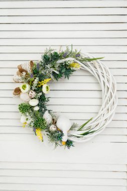 Ördek yumurtalarından, yeşilliklerden ve çiçeklerden yapılmış el yapımı Paskalya çelengi, Paskalya bayramı için hazırlandı.