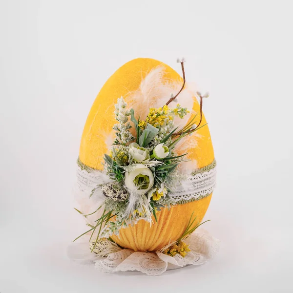 Uovo Giallo Pasquale Decorativo Fatto Mano Sfondo Bianco Con Ornamenti — Foto Stock