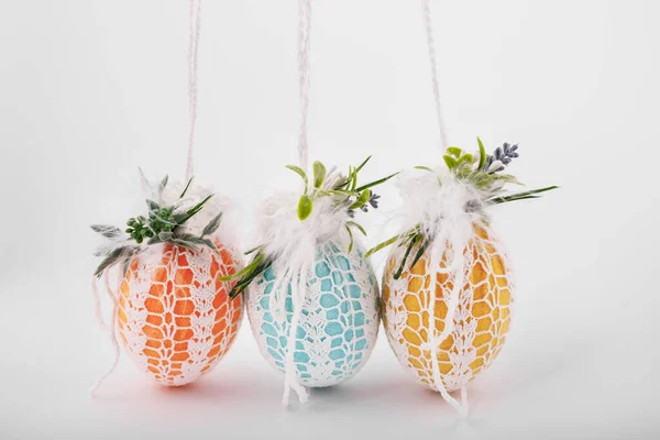 Uova Pasqua Decorative Fatte Mano Uno Sfondo Bianco Con Ornamenti — Foto Stock