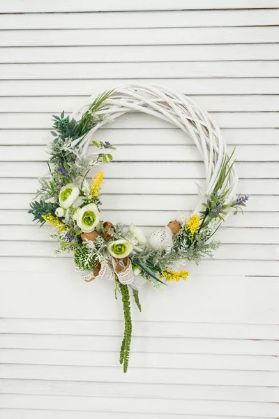 Ghirlanda Pasquale Fatta Mano Uova Anatra Verdi Fiori Preparata Festa — Foto Stock