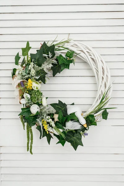 Handgemaakte Paaskrans Gemaakt Van Eendeneieren Greens Bloemen Bereid Voor Paasvakantie — Stockfoto