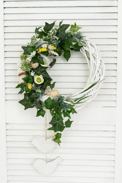 Handgjord Påsk Krans Gjord Ankägg Grönt Och Blommor Förberedd För — Stockfoto