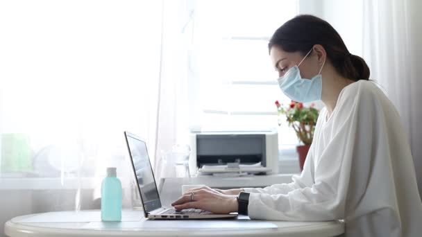 Ernstige Jonge Vrouw Freelancer Medische Beschermende Masker Werken Vanuit Huis — Stockvideo