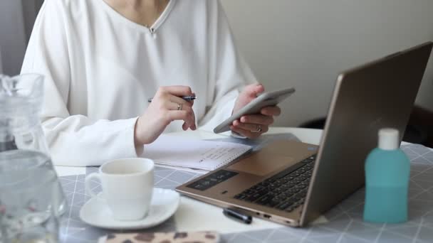 Fiatal Gyönyörű Dolgozik Számítógép Egy Otthon Egy Laptop Egy Fehér — Stock videók