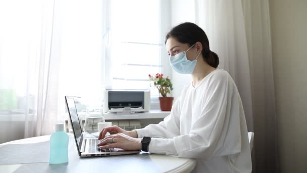 Coronavirus Geschäftsfrau Die Von Hause Aus Arbeitet Trägt Eine Medizinische — Stockvideo