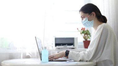Coronavirus ya da Covid-19 karantinası sırasında evden çalışan serbest çalışan bir kadın Coronavirus covid 19 enfekte hastası Coronavirus covid 19 karantina odasında bilgisayar kullanarak çalışıyor.