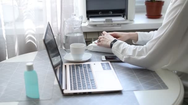 Jovem Mulher Bonita Trabalha Computador Casa Com Laptop Uma Mesa — Vídeo de Stock