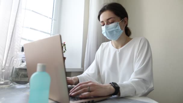 Nahaufnahme Einer Jungen Professionellen Managerin Medizinischer Schutzmaske Mit Einem Laptop — Stockvideo