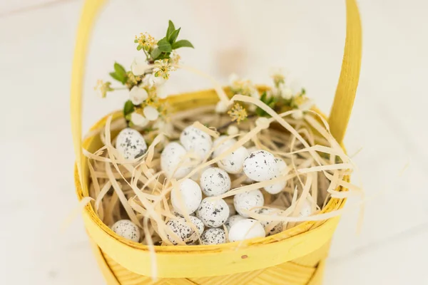Piccole Uova Quaglia Bianca Cesto Giallo Che Preparano Pasqua — Foto Stock