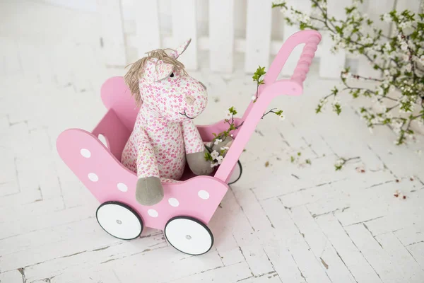 Cochecito Bebé Madera Rosa Para Juguetes Caballo Rosa Fondo Primavera — Foto de Stock