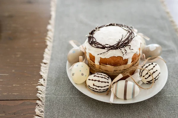 Närbild Bakgrund Påsk Bröd Tallrik Med Tre Ägg Kopiera Utrymme — Stockfoto