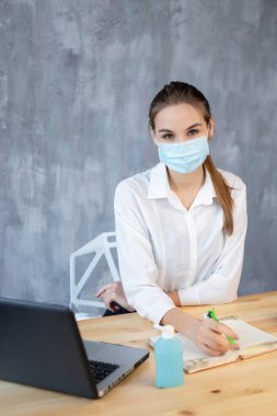 Coronavirus karantinası, çevrimiçi uzaklık eğitimi, uzaktan çalışma izolasyonu, sosyal mesafeler, ev ofisi, online eğitim serbest işi. Dünyada koronavirüs salgını.