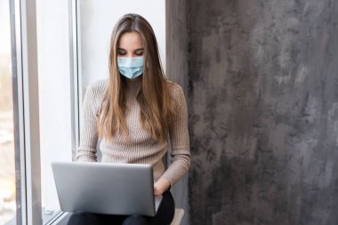 Coronavirus karantinası, çevrimiçi uzaklık eğitimi, uzaktan çalışma izolasyonu, sosyal mesafeler, ev ofisi, online eğitim serbest işi. Dünyada koronavirüs salgını.
