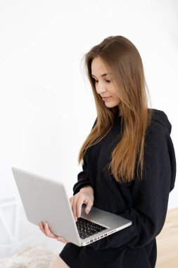 Genç, güzel, serbest çalışan bir bayan dizüstü bilgisayar üzerinde çalışıyor. Laptop, iş akışı konsepti, uzak bir iş yerinde kadın programcı.