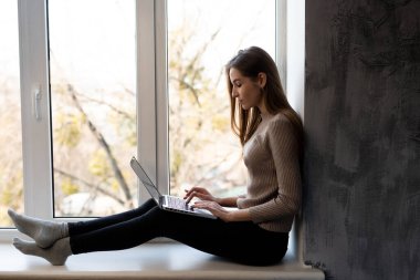 Bilgisayarlı bir dizüstü bilgisayarla çalışan kız öğrenci, çevrimiçi eğitim eğitimi alışveriş eğitimi, evde çalışma