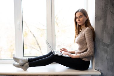 Bilgisayarlı bir dizüstü bilgisayarla çalışan kız öğrenci, çevrimiçi eğitim eğitimi alışveriş eğitimi, evde çalışma