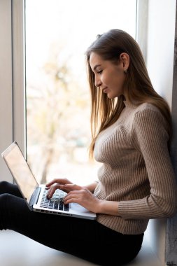 Bilgisayarlı bir dizüstü bilgisayarla çalışan kız öğrenci, çevrimiçi eğitim eğitimi alışveriş eğitimi, evde çalışma