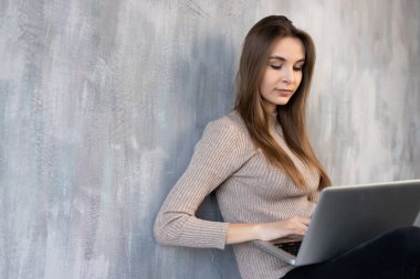 Bilgisayarlı bir dizüstü bilgisayarla çalışan kız öğrenci, çevrimiçi eğitim eğitimi alışveriş eğitimi, evde çalışma