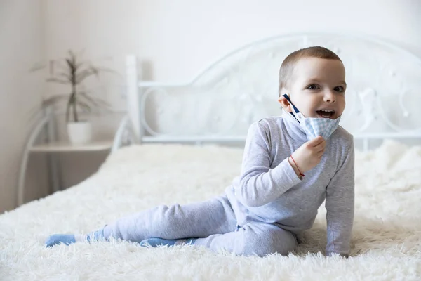 Liten Pojke Handgjord Medicinsk Skyddsmask Barnet Sitter Säng Med Mask — Stockfoto