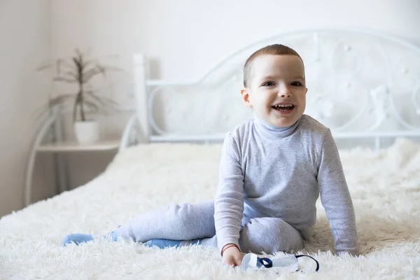 Liten Pojke Handgjord Medicinsk Skyddsmask Barnet Sitter Säng Med Mask — Stockfoto