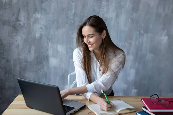 Blogueuse Pigiste Femme Affaires Étudiante Travaillant Avec Ordinateur Portable Portable — Photo