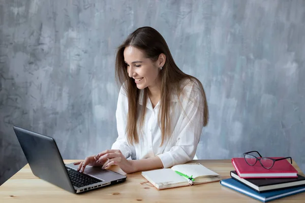 Bloguera Independiente Mujer Negocios Estudiante Que Trabaja Con Portátil Portátil — Foto de Stock