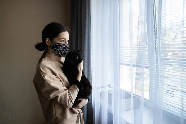 Mujer Niña Una Máscara Protectora Hecha Mano Sostiene Gato Negro — Foto de Stock