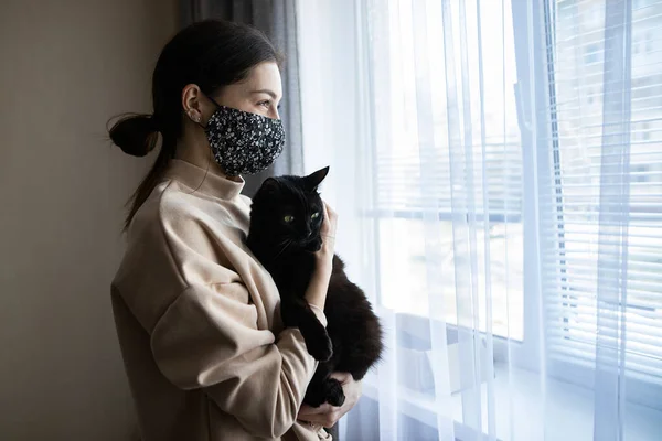 Mujer Niña Una Máscara Protectora Hecha Mano Sostiene Gato Negro — Foto de Stock