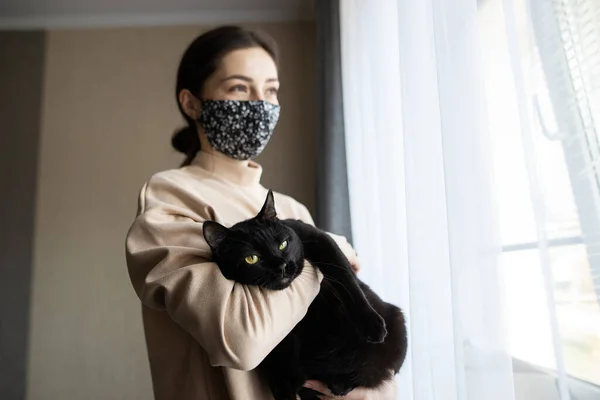 Mujer Niña Una Máscara Protectora Hecha Mano Sostiene Gato Negro — Foto de Stock