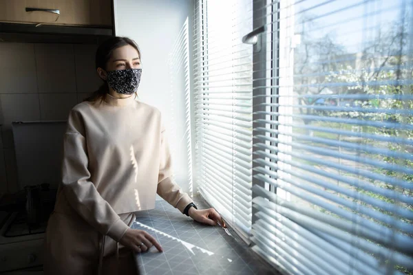 Mujer Niña Una Máscara Protectora Negro Hecho Mano Para Casa — Foto de Stock