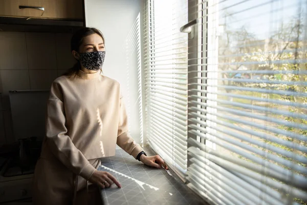 Mujer Niña Una Máscara Protectora Negro Hecho Mano Para Casa — Foto de Stock