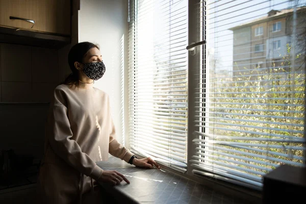 Mujer Niña Una Máscara Protectora Negro Hecho Mano Para Casa — Foto de Stock