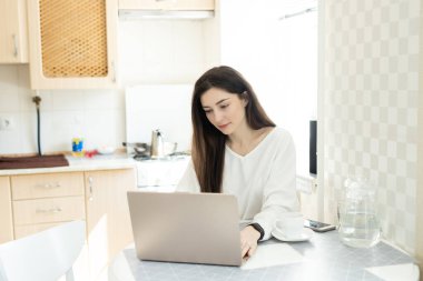 Genç öğretmen evden laptopla çocuklara uzaktan eğitim veriyor. Öğrencileri ve öğrencileri olan sanal konferans öğretmeni. Uzaklık çevrimiçi çalışma kavramı