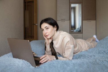 Uzaktan kumandalı kadınlar çocuklarına evde laptop öğretiyor. Öğrencileri ve öğrencileri olan sanal konferans öğretmeni. Uzaklık çevrimiçi çalışma kavramı