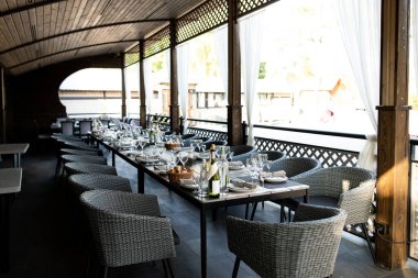 Doğum günü ziyafeti selebrasyondan önce ahşap masa servis ediyordu. Restoranın açık terasında hazırlama masası. Kutlama sehpası