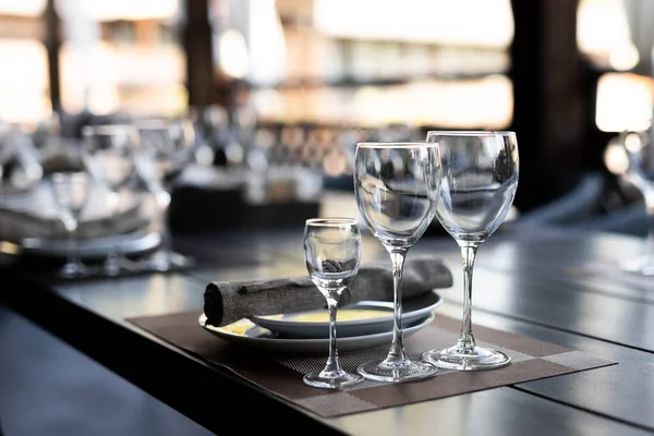 Festliche Tischdekoration Mit Leeren Weingläsern Selebrationsessen Mit Braunen Servietten Tellern — Stockfoto