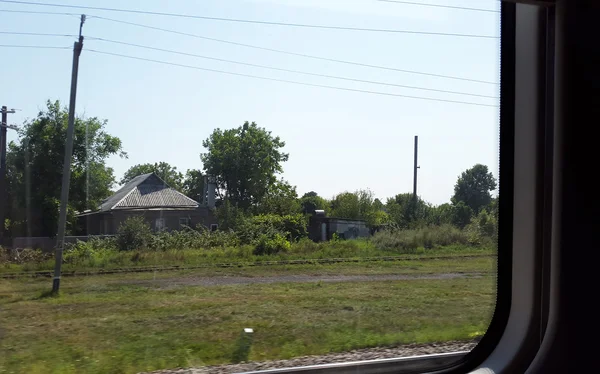 Casa privada da janela do trem - viagem de verão na Ucrânia — Fotografia de Stock