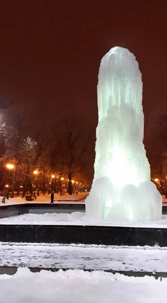 Fontana di ghiaccio nel parco Kharkiv - inverno in Ucraina — Foto Stock