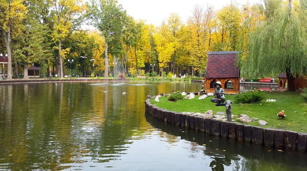 Tó szökőkúttal és őszi természet Kharkiv városi park / Ukrajna 2019 — Stock Fotó