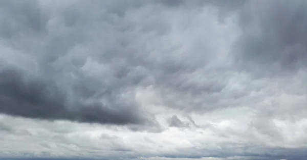 Temps couvert - nuages gris foncé — Photo