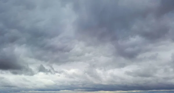 Nuages bleu foncé sur le ciel par temps nuageux — Photo