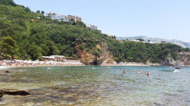 Budva Karadağ yakınlarındaki Mogren plajı - Adriyatik Denizi kıyısında